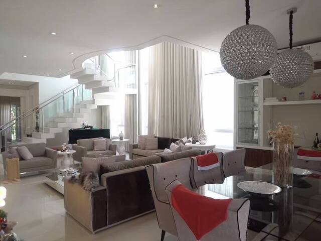 #585 - Casa para Venda em Santana de Parnaíba - SP